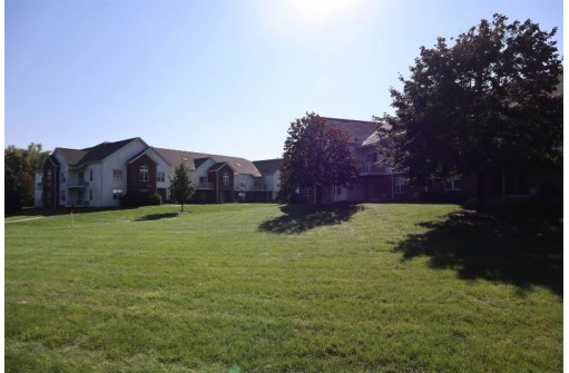 33B Grand Canyon Dr 213, Baraboo, WI 53913