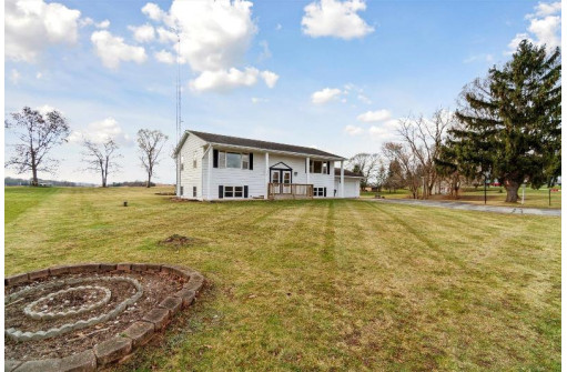 W3139 Fairview Dr, Helenville, WI 53137