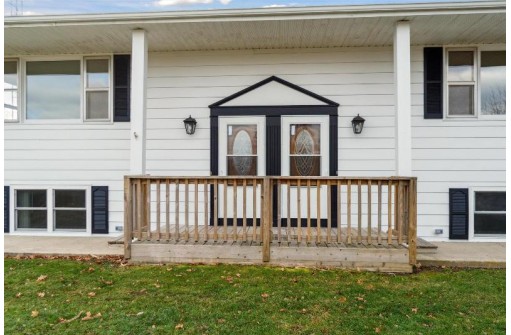 W3139 Fairview Dr, Helenville, WI 53137