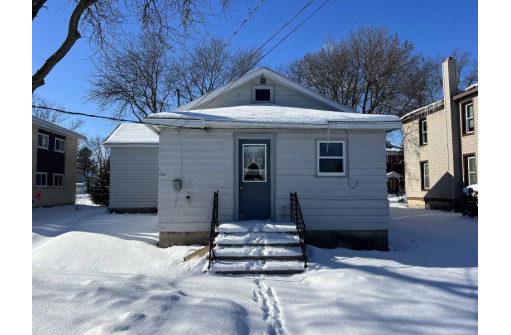 220 S Wacouta Ave, Prairie Du Chien, WI 53821