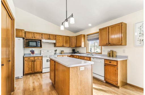 1904 Manchester Xing, Waunakee, WI 53597