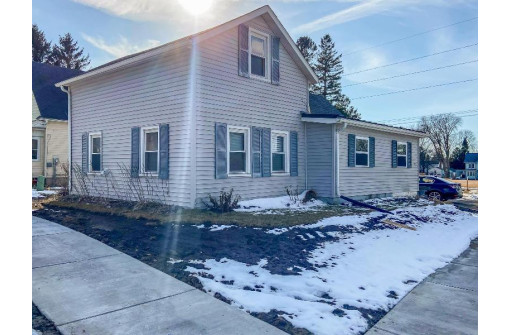 448 E Oak St, Juneau, WI 53039