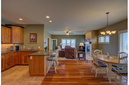 1501 Blue Grass Dr, Waunakee, WI 53597