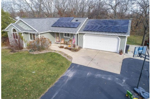 W8986 Hilltop Rd, Portage, WI 53901