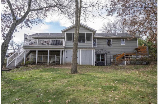 W8986 Hilltop Rd, Portage, WI 53901