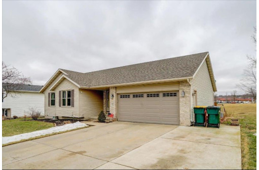 427 W Clover Ln, Cottage Grove, WI 53527