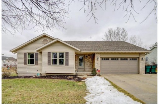 427 W Clover Ln, Cottage Grove, WI 53527