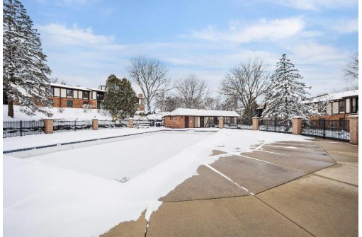 1510 Golf View Rd E, Madison, WI 53704