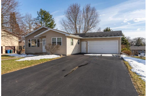 615 Naragansett Ave, Baraboo, WI 53913