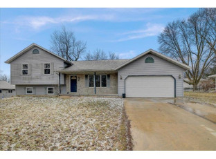 698 Clover Ln Oregon, WI 53575