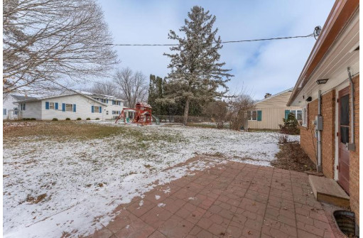 421 Roblee Rd, Baraboo, WI 53913