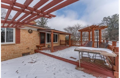 421 Roblee Rd, Baraboo, WI 53913