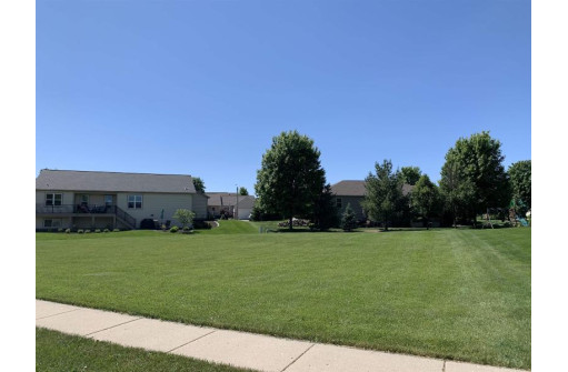 363 Vista Cir, Columbus, WI 53925