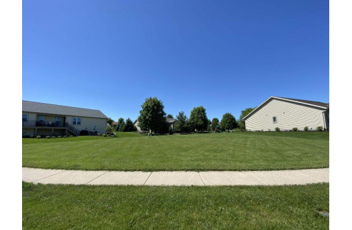 363 Vista Cir, Columbus, WI 53925