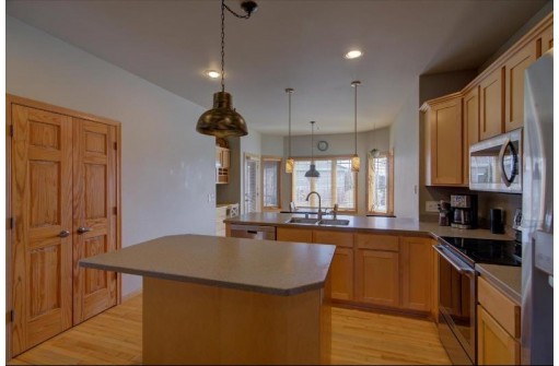 807 Sunrise Bay, Waunakee, WI 53597