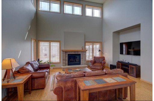 807 Sunrise Bay, Waunakee, WI 53597