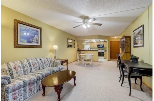 2 Maple Wood Ln 23, Madison, WI 53704