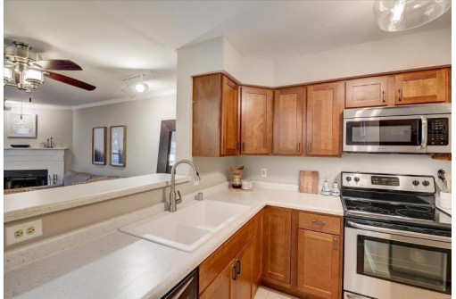 2 Captains Ct 3, Madison, WI 53719