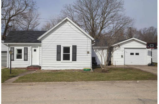 325 N Grand St, Livingston, WI 53554