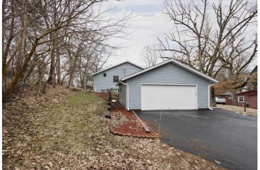 W9354 Oakland Road, Cambridge, WI 53523