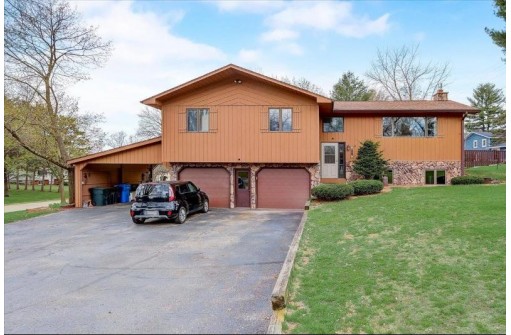 905 Pine Dr, Wisconsin Dells, WI 53965