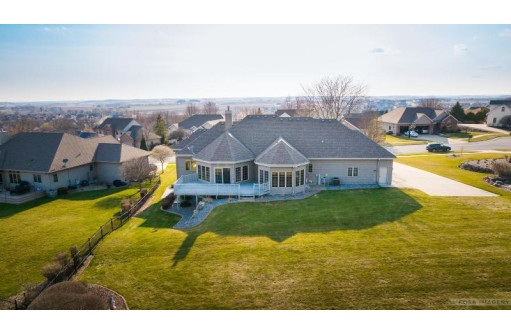 1605 Charleston Circle, Waunakee, WI 53597