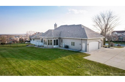 1605 Charleston Circle, Waunakee, WI 53597