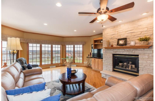 1605 Charleston Circle, Waunakee, WI 53597