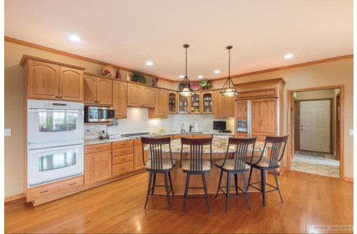 1605 Charleston Circle, Waunakee, WI 53597