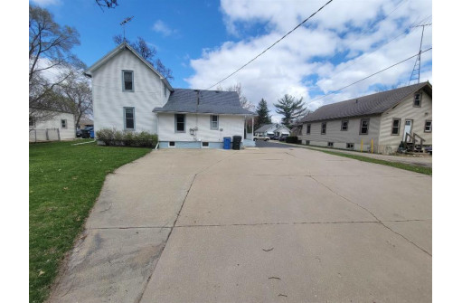 1052 W Wisconsin St, Portage, WI 53901