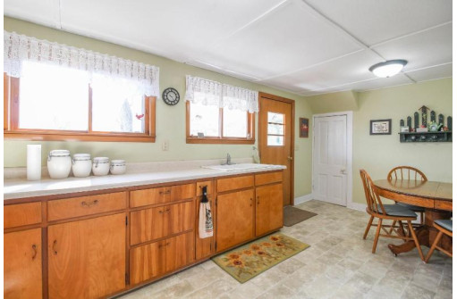 N4254 Sleepy Hollow Rd, Cambridge, WI 53523