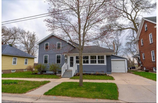 722 W Edgewater Street, Portage, WI 53901