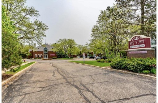 545 D'Onofrio Drive 8, Madison, WI 53719