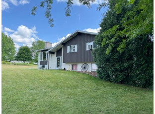 W6499 Hillcrest Road Juneau, WI 53039-5