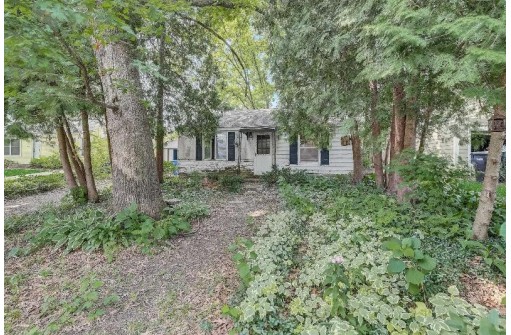 6515 Oakwood Place, Middleton, WI 53562