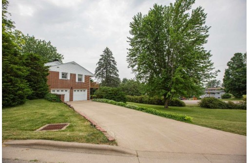 1265 Perry Drive, Platteville, WI 53818