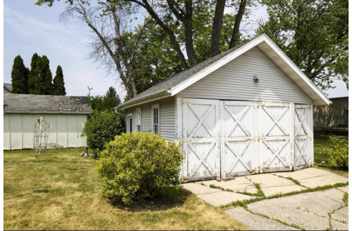 432 Maple Avenue, Columbus, WI 53925