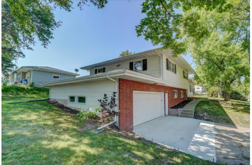 510 Village Drive, Belleville, WI 53508