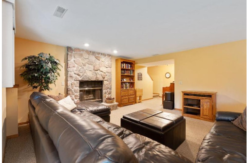 860 Iroquois Circle, Baraboo, WI 53913