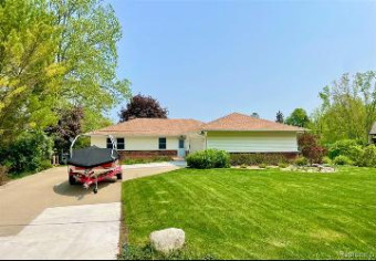 7226 Driftwood Drive Fenton, MI 48430