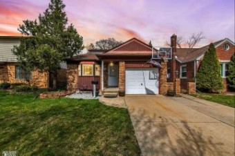 2182 Anita Grosse Pointe Woods, MI 48236