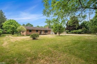 3427 W Shiawassee Fenton, MI 48430