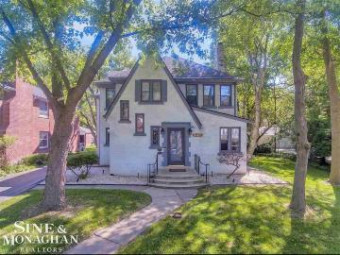 938 Harcourt Grosse Pointe Park, MI 48230