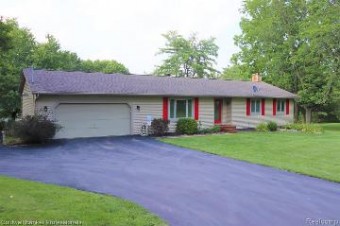 8489 Hogan Road Fenton, MI 48430