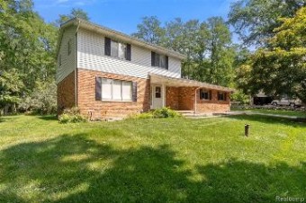 8076 Parkwood Drive Fenton, MI 48430