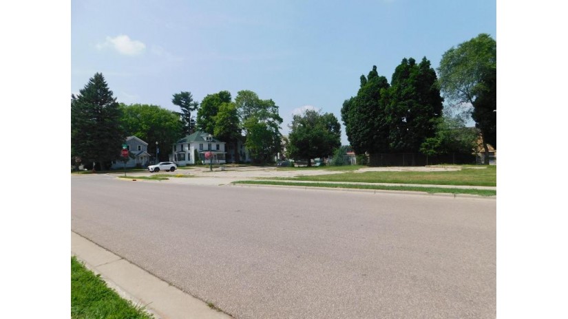 344 S Main St Shawano, WI 54166 by RE/MAX North Winds Realty, LLC $57,900