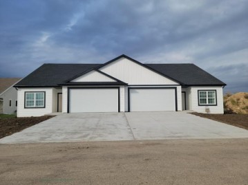 575 E Hyland St, Juneau, WI 53039