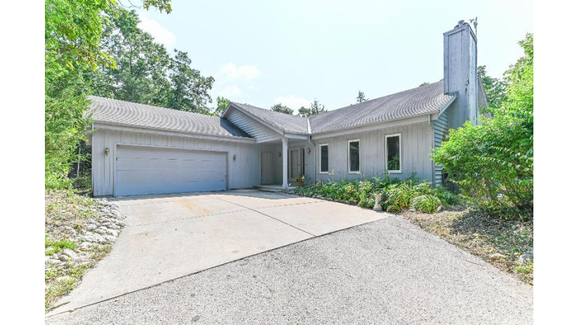 S50W34299 Ridgeway Dr Ottawa, WI 53118 by Berkshire Hathaway HomeServices Metro Realty $495,000