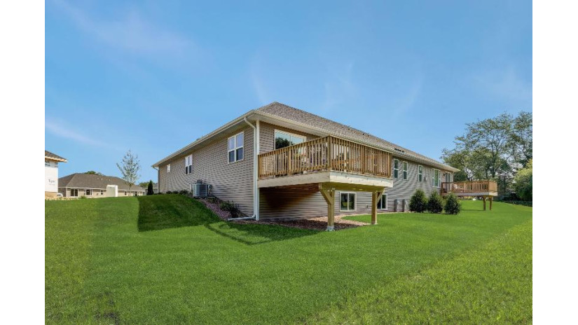 5216 Briarwood Cir Caledonia, WI 53402 by RE/MAX Newport - office@newportelite.com $404,900