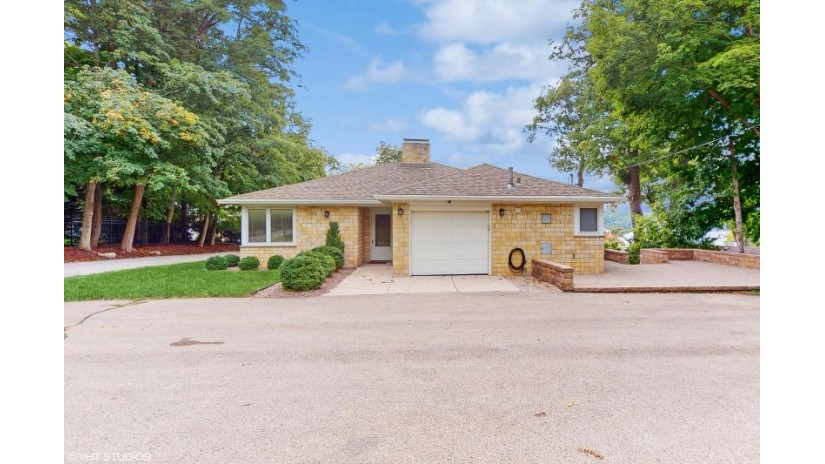 817 N Knoll Ln Lake Geneva, WI 53147 by MELGES Real Estate, LLC $1,115,298